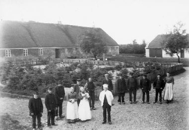 Fattiglemmer fotograferet foran gårdens hovedbygning ca. 1903.