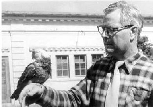 Jens Lasson med papegøjen. Billede fra sidst i 1940'erne.