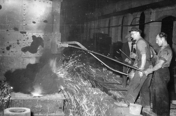 Støbning i det gamle Siemens-Martin støberi. Ca. 1953.
