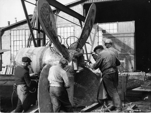 Rensning af stor firbladet skibsskrue. Ca. 1970.