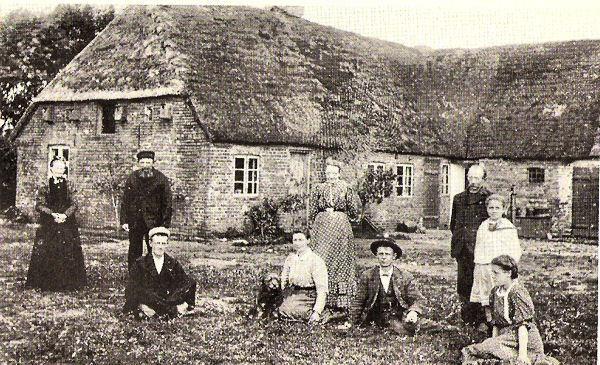 En stolt familie fotograferet foran deres gård Trehøje.