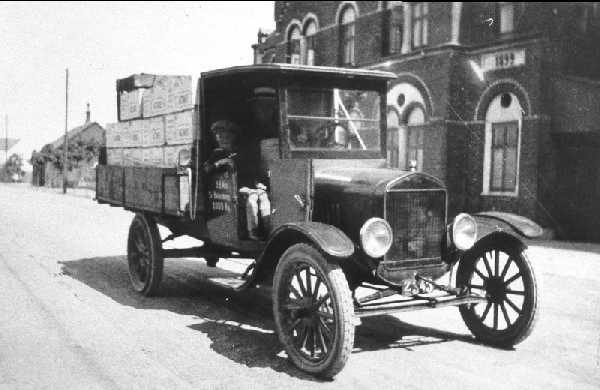 Vognmand Johs. Lauridsens første lastbil.