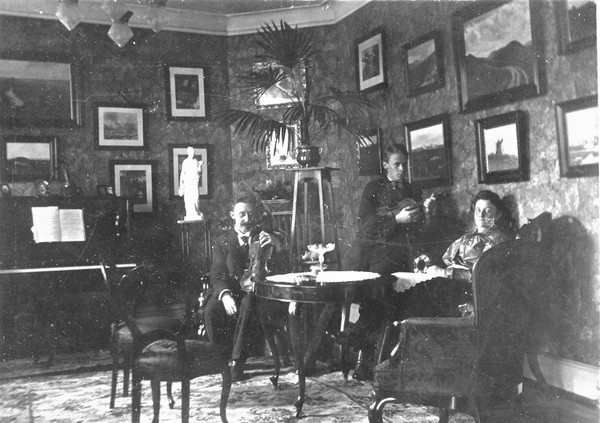 Kredslæge Marius Jakobsen med søn og hustru i hjemmet Grydergade 9.