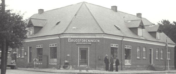 I denne bygning havde andelsbanken til huse 1919. Foto Agerbæk Lokalarkiv.