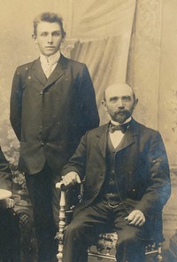 Herman Hansen (siddende) sammen med sønnen Hans Gjerluf, der overtog gården i 1920.