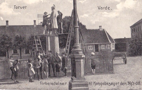 Statuen af Frederik VII rengøres til kongebesøg.