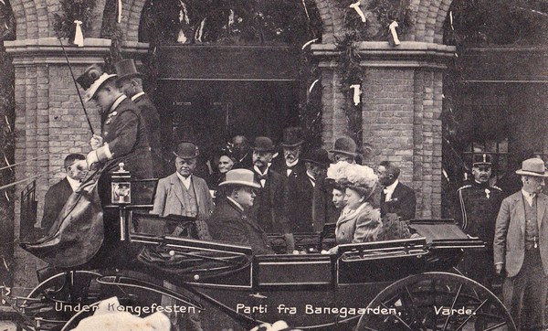 Kongeparret ankommer til Varde banegård. Manden i det lyse tøj til højre for kusken er I.C.Christensen.