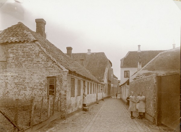 Fikergade 8 er huset til venstre. Foto 1918.