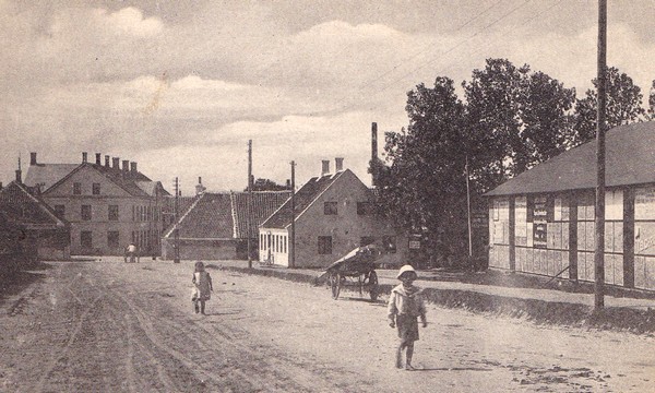Ridehuset på Ringkøbingvej til højre i billedet.
