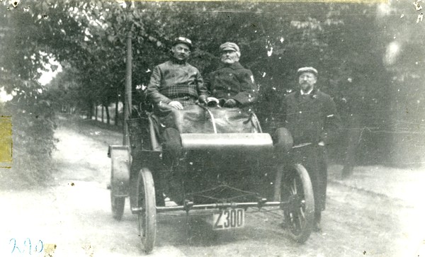 Harald Nielsen i sin bil med I.W. Palludan som passager og grosserer J.F. Lasson ved siden af bilen.