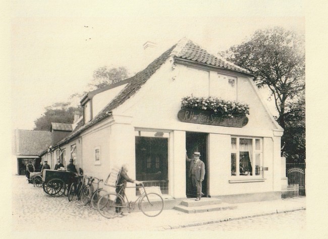 Huset på Nørregade 4, hvor Rudolf Hansen havde sin forretning. Det er Rud. Hansen, der står i døren.